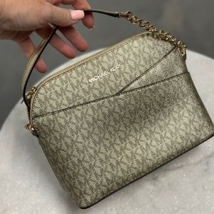 JET SET TRAVEL 35H1GTVC6Z PALE GOLD MD DOME CROSS XBODY S826-0002